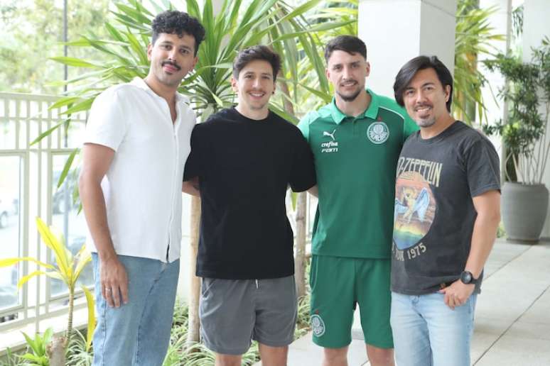 Lee (esquerda), Petrocelli e Maurice formam uma equipe que cria conteúdo junto com o jogador do Palmeiras.