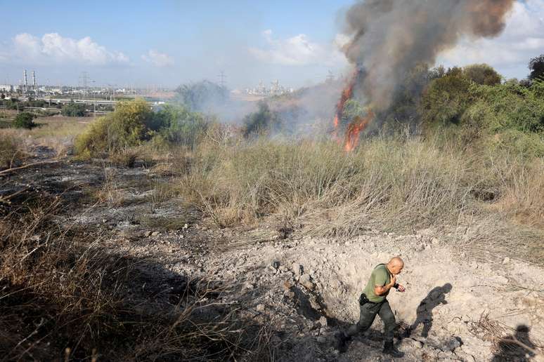 Míssil disparado por rebeldes apoiados pelo Irã no Iêmen caiu em um espaço aberto no centro de Israel.