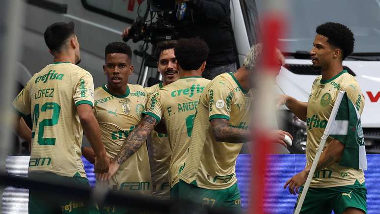 Elenco do Palmeiras durante comemoração do terceiro gol da equipe. 