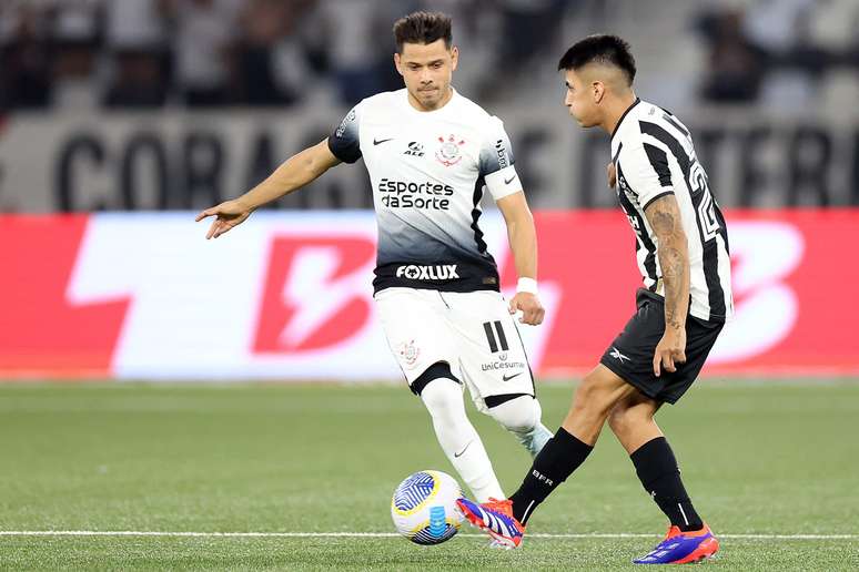 Romero e Almada na partida entre Botafogo e Corinthians 