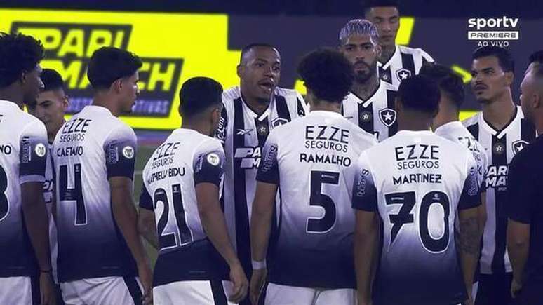 Jogadores de Botafogo e Corinthians conversam sobre a possibilidade de duelo no Nilton Santos