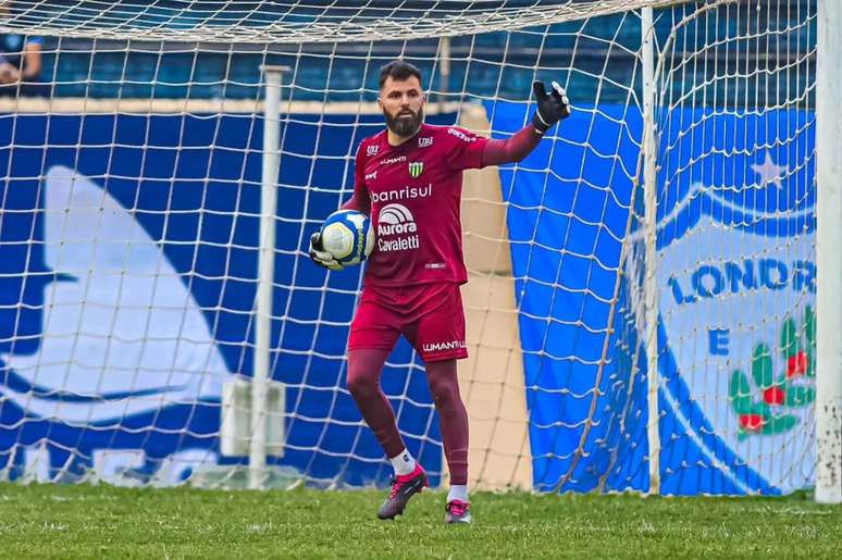 Goleiro Allan faz defesa durante empate entre Londrina e Ypiranga pela Série C 