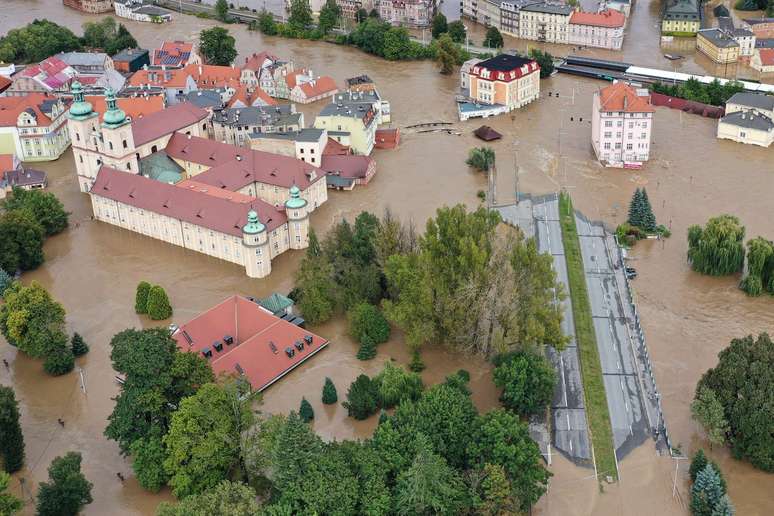 Imagem feita com drone mostra inundação em Klodzko, no sudoeste da Polônia, neste domingo (15/9)