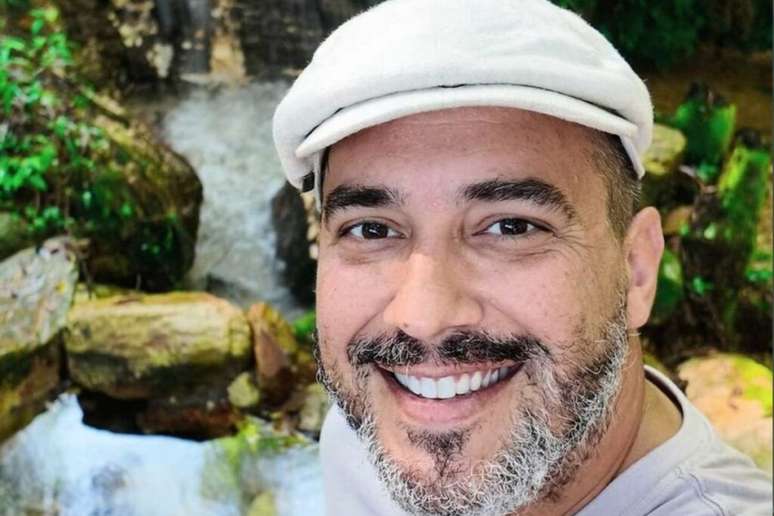 André Marques criticou lenço usado por famosos 