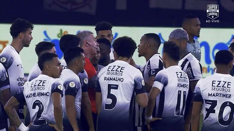 Partida entre Botafogo e Corinthians começou com cerca de cinco minutos de atraso