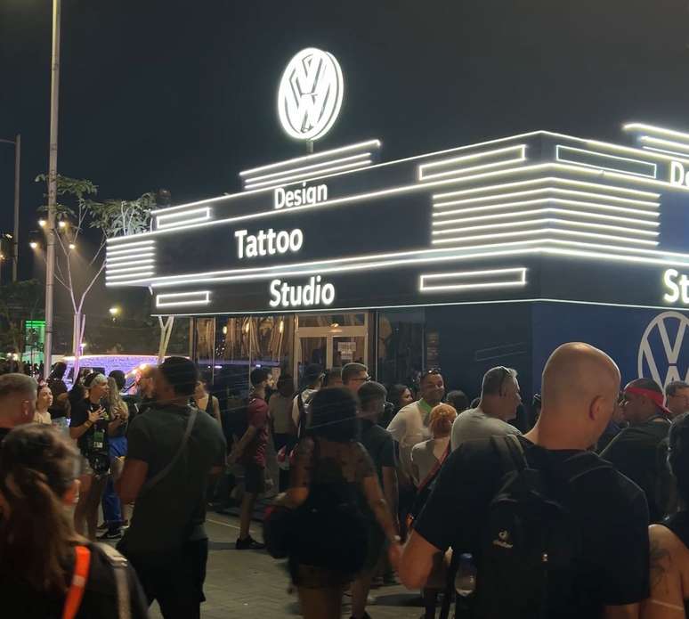 Público se revolta com demora em fila para tatuagem gratuita no Rock in Rio