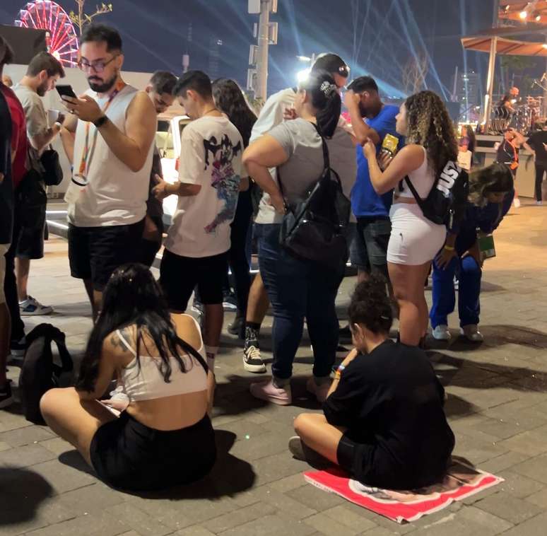 Público se revolta com demora em fila para tatuagem gratuita no Rock in Rio