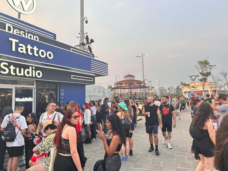 Público se revolta com demora em fila para tatuagem gratuita no Rock in Rio