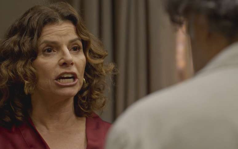No Rancho Fundo: After being kicked out of her home, Deodora manipulates Ariosto and secures the marriage