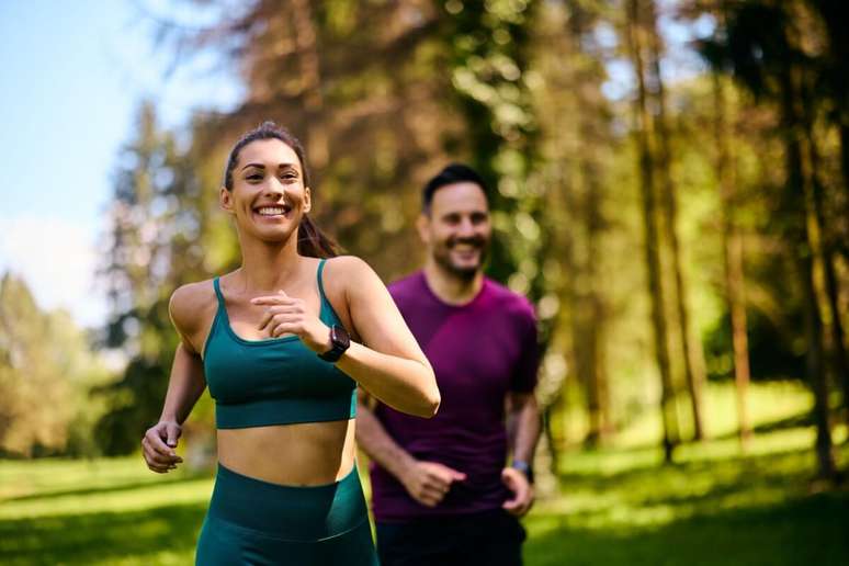 Manter uma rotina de exercícios pode ajudar na prevenção da trombose