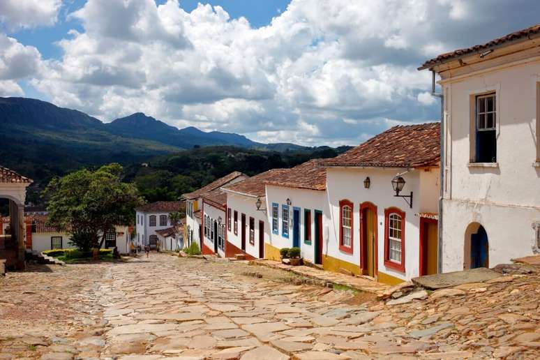 Tiradentes encanta com seu centro histórico repleto de casarões coloniais, ruas de pedra e a Serra de São José como moldura natural