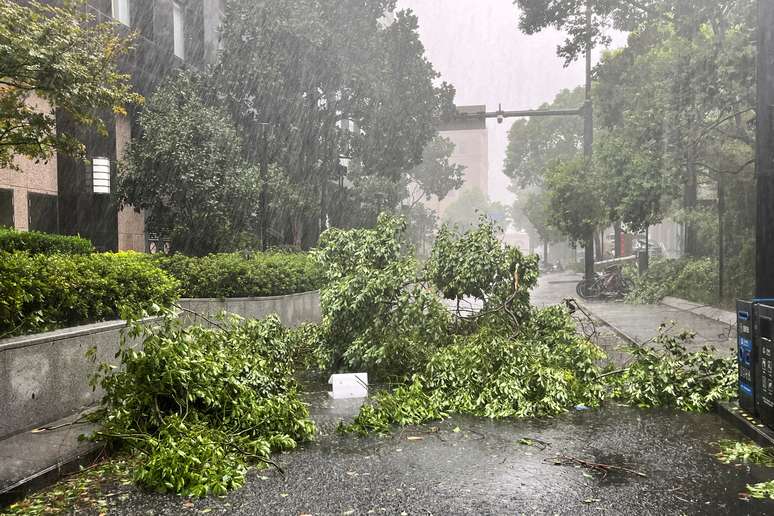 Strongest Typhoon in 75 Years, Bebinca Hits Shanghai