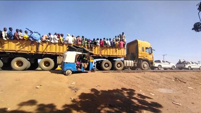 Pessoas fugindo da cidade de Wad al-Nourah