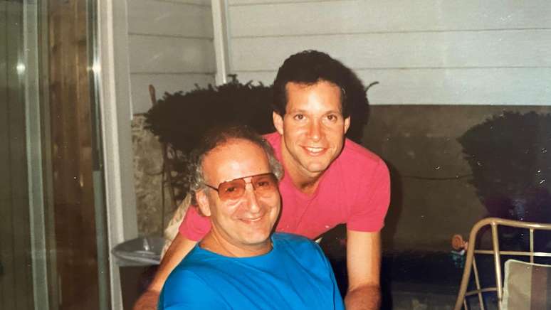 Steve Guttenberg ao lado do pai Stanley, em foto dos anos 1980; o ator escreveu um livro a respeito da experiência de cuidar do pai no fim da vida