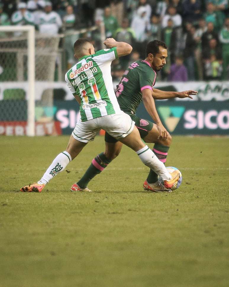 Lima tentando sair da forte marcação do juventude FOTO DE MARCELO GONÇALVES / FLUMINENSE FC