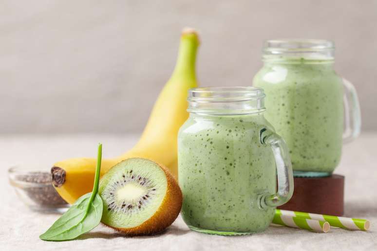 Shake de banana, kiwi, espinafre e chia 