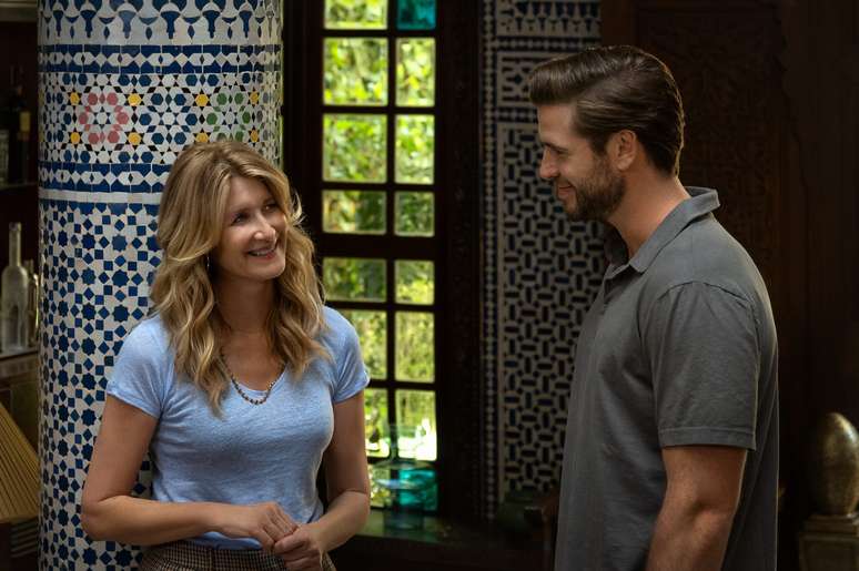 Laura Dern como Katherine Loewe e Hemsworth interpretando Owen Brophy em “Amores Solitários” –