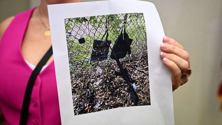 As autoridades mostraram imagens dos pertences deixados pelo suspeito durante entrevista coletiva