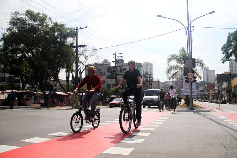 Para quem não tem bicicleta própria, existem pontos de aluguel pela cidade