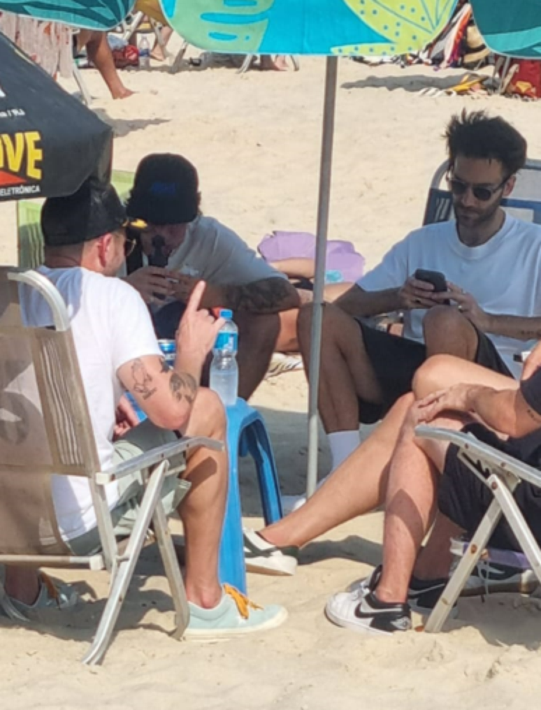 Integrantes do OneRepublic na barraca do Uruguay, em Ipanema