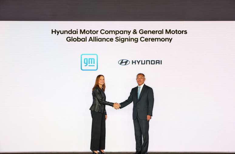 Mary Barra, presidente e CEO da GM; e Euisun Chung, Executive Chair do Hyundai Motor Group