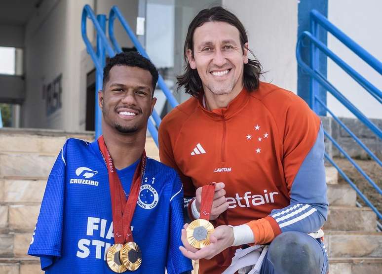 Gabrielzinho junto com o goleiro do Cruzeiro Cássio