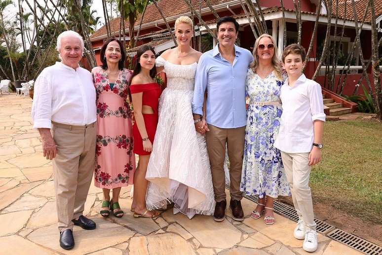 Ana Hickmann, Edu Guedes e família na festa de noivado dos apresentadores