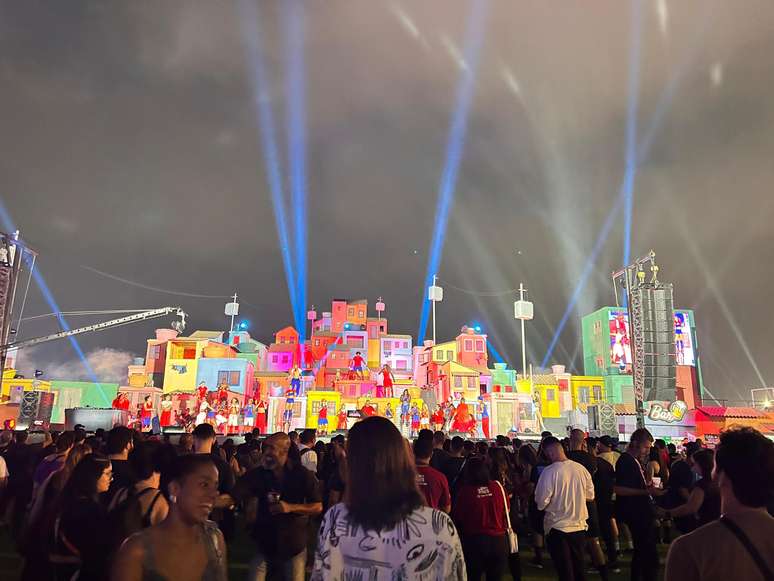 Palco com funk chama a atenção em dia de show de heavy metal no Rock in Rio