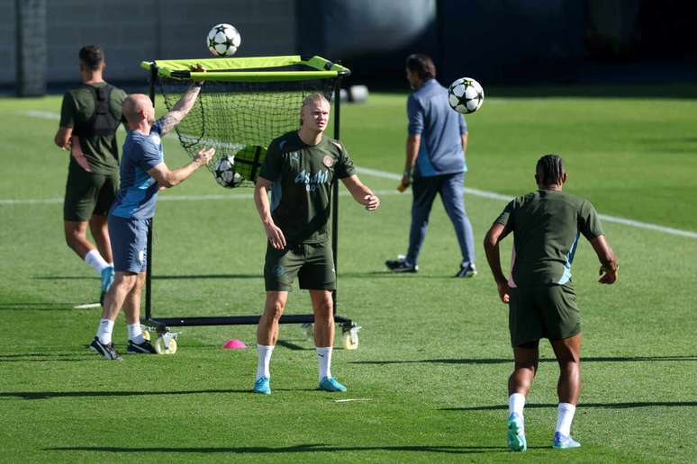 Haaland (centro) esquenta as turbinas no treino do City. Afinal, nesta quarta, o time enfrentar a Inter de Milão.