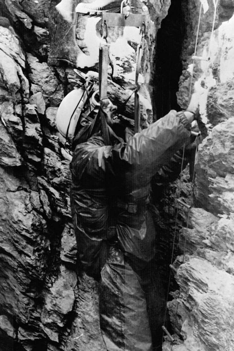 Siffre ingressou na caverna para iniciar seu primeiro experimento no dia 16 de julho de 1962 e saiu em 17 de setembro