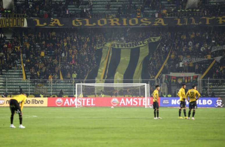 Gaston Brito Miserocchi/Getty Images - Legenda: Torcida do Peñarol vai comparar a partida contra o Flamengo