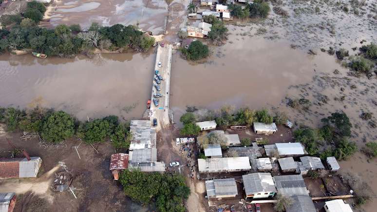 As enchentes não apenas desalojaram milhares de pessoas, mas também causaram danos significativos à infraestrutura do estado