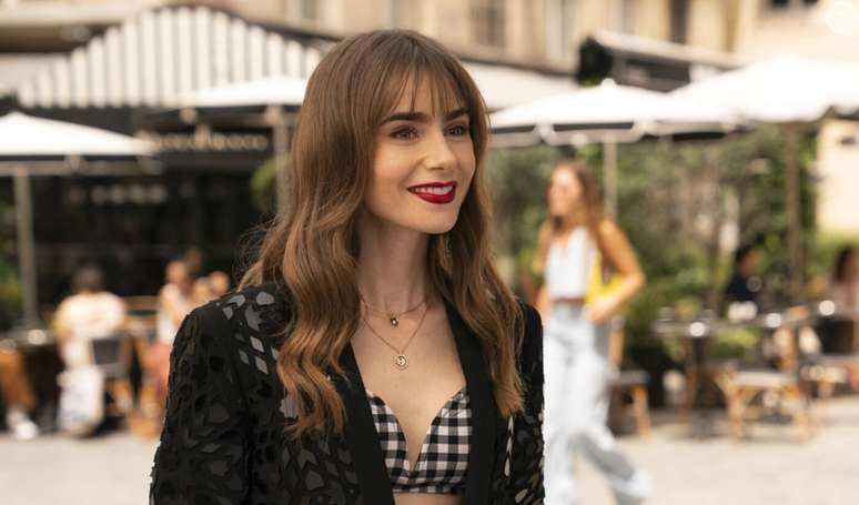 Qual é a dieta de Lily Collins? Estrela de 'Emily em Paris' tem um estilo de comida favorito que vai te surpreender.