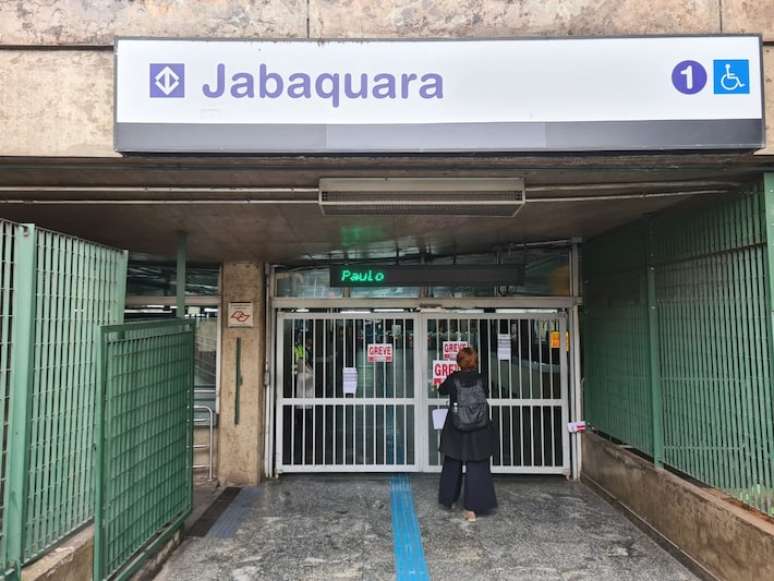 Em razão da greve unificada, os portões amanheceram fechados na Estação Jabaquara, da Linha 1-Azul.