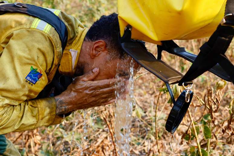 Calor extremo e desidratação são alguns dos riscos aos quais brigadistas estão expostos no combate a incêndios