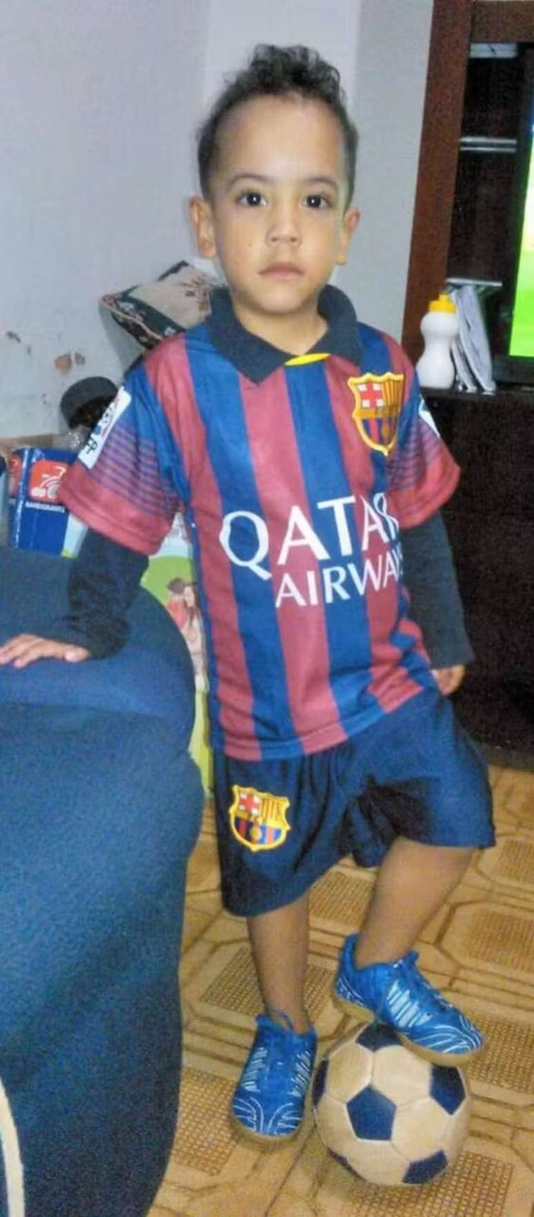 Quando criança, Cauã só queria saber da ‘Galinha Pintadinha’ e da camisa do Barcelona por causa do jogador –