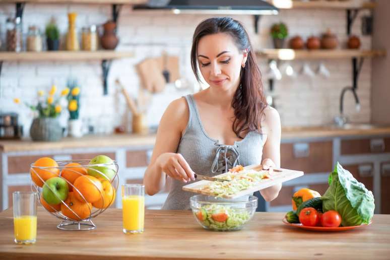 O cuidado com a alimentação é essencial para garantir todos os nutrientes para o bom funcionamento do intestino 