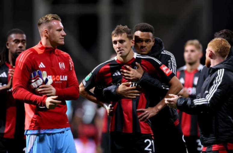 Alex Livesey/Getty Images - Legenda: Rodrigo Muniz consola companheiro após perda de pênalti