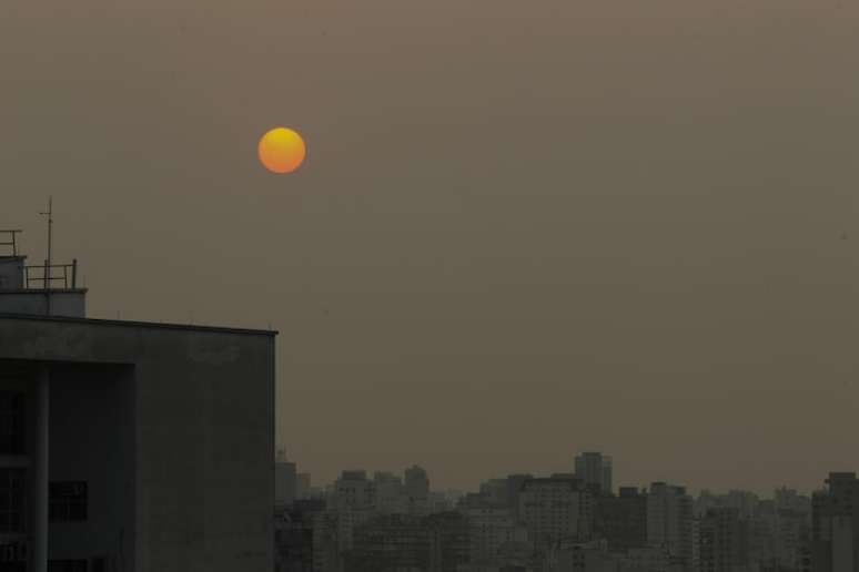 Vista do céu de São Paulo poluído por fumaça de incêndios florestais.