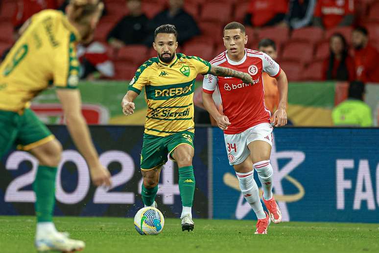 Cuiabá leva três gols do Inter e permanece na última colocação do Brasileirão