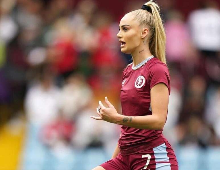 Alisha em ação pelo Aston Villa; atualmente ela defende a Juventus, assim como Douglas Luiz –