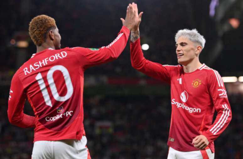 Photo by Stu Forster/Getty Images) - Legenda: Rashford e Garnacho comemoram um dos gols do Unoited sobre o Barnsley