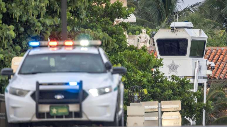 Uma torre de observação do Serviço Secreto dos EUA é colocada na entrada do clube de golfe do ex-presidente Donald Trump em West Palm Beach, na Flórida, em 16 de setembro de 2024.