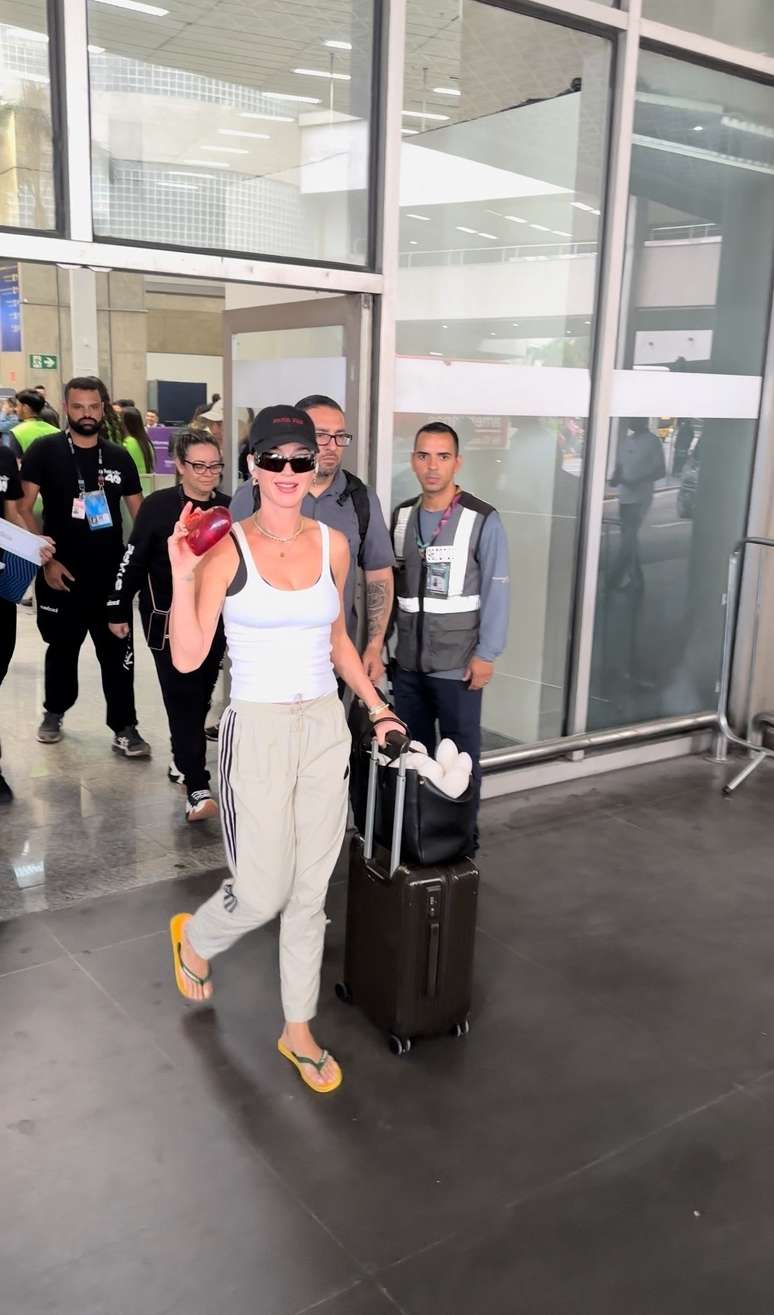 Katy Perry desembarca no Aeroporto do Galeão (RJ)