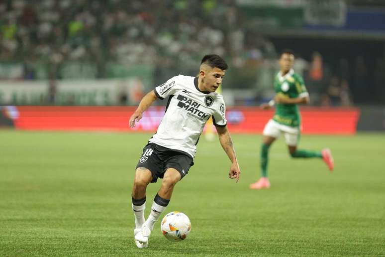 Thiago Almada (Botafogo) durante jogo contra o Palmeiras, no dia 21.08.2024 