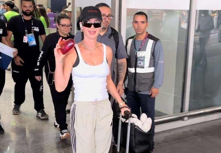 Katy Perry desembarca no Aeroporto do Galeão (RJ)