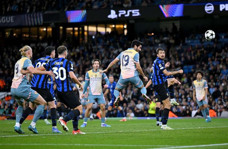 City mencoba, namun gagal, untuk mendobrak pertahanan Inter. 