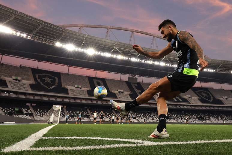 Alex Telles em treinamento pelo Botafogo 