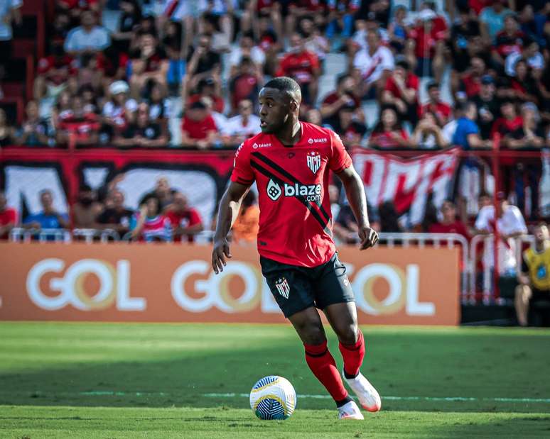 Joel Campbell, do Atlético-GO, confiou na experiência e deixou o Brasileirão em último lugar