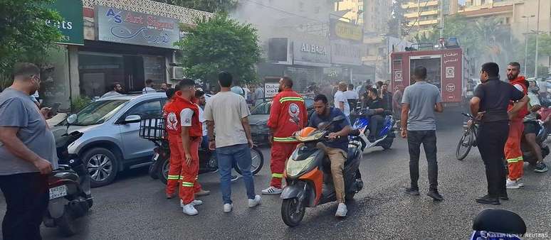 Fumaça sai de uma loja após explosão no Líbano